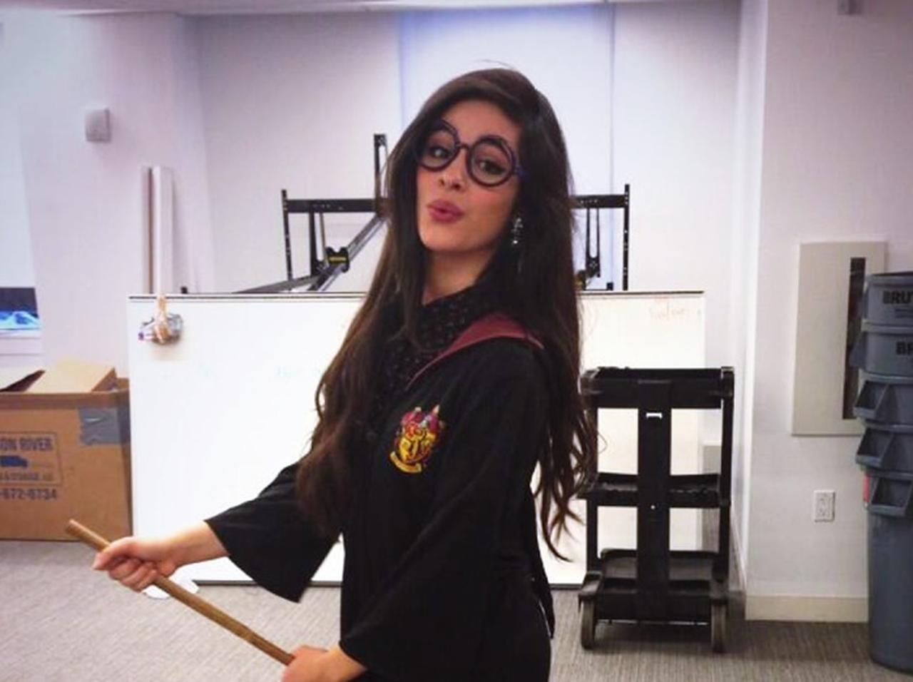 カミラ・カベロ、『ハリー・ポッター』の聖地巡礼でハーマイオニーのものまね披露