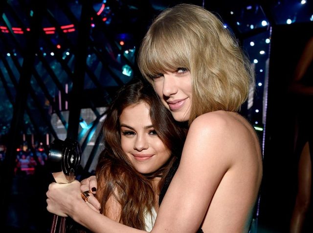 セレーナ・ゴメス、親友テイラー・スウィフトの「ツアーグッズ」をフル活用