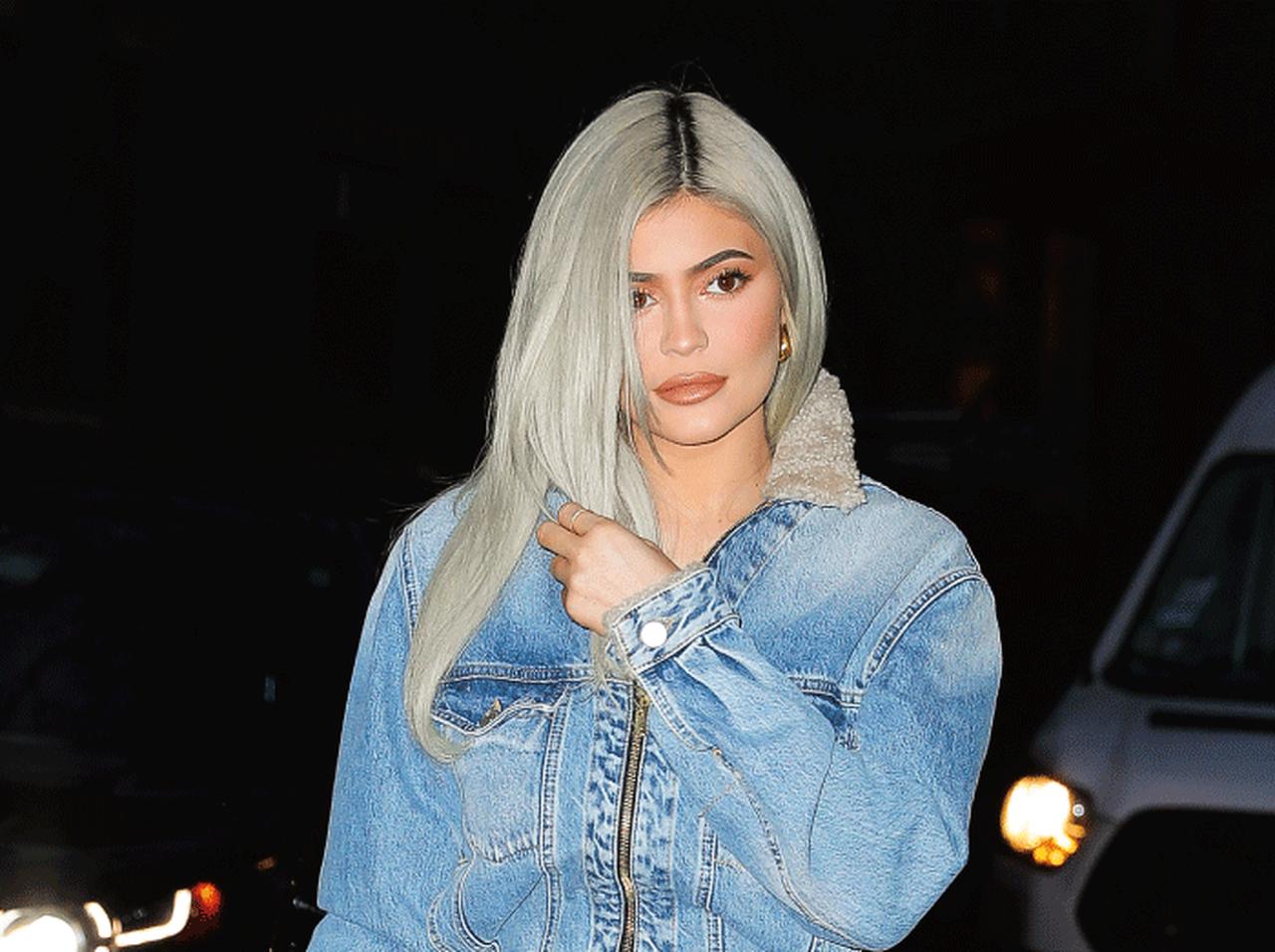 カイリー・ジェンナー、新ルックのシルバーグレーヘアにデニムをマッチさせて