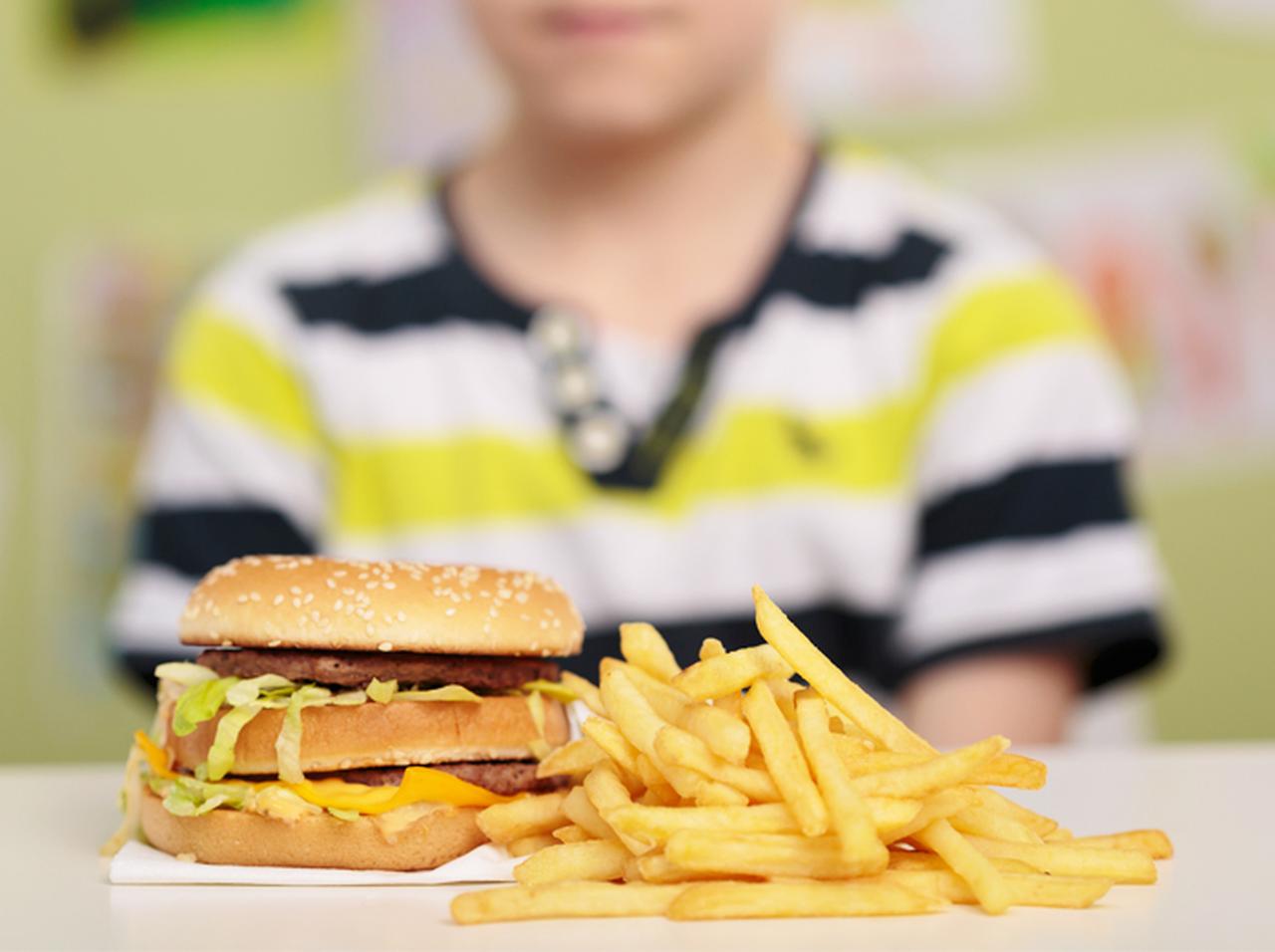 ハンバーガー店のお子様メニューに「信じられないモノ」が混入、店員3名逮捕