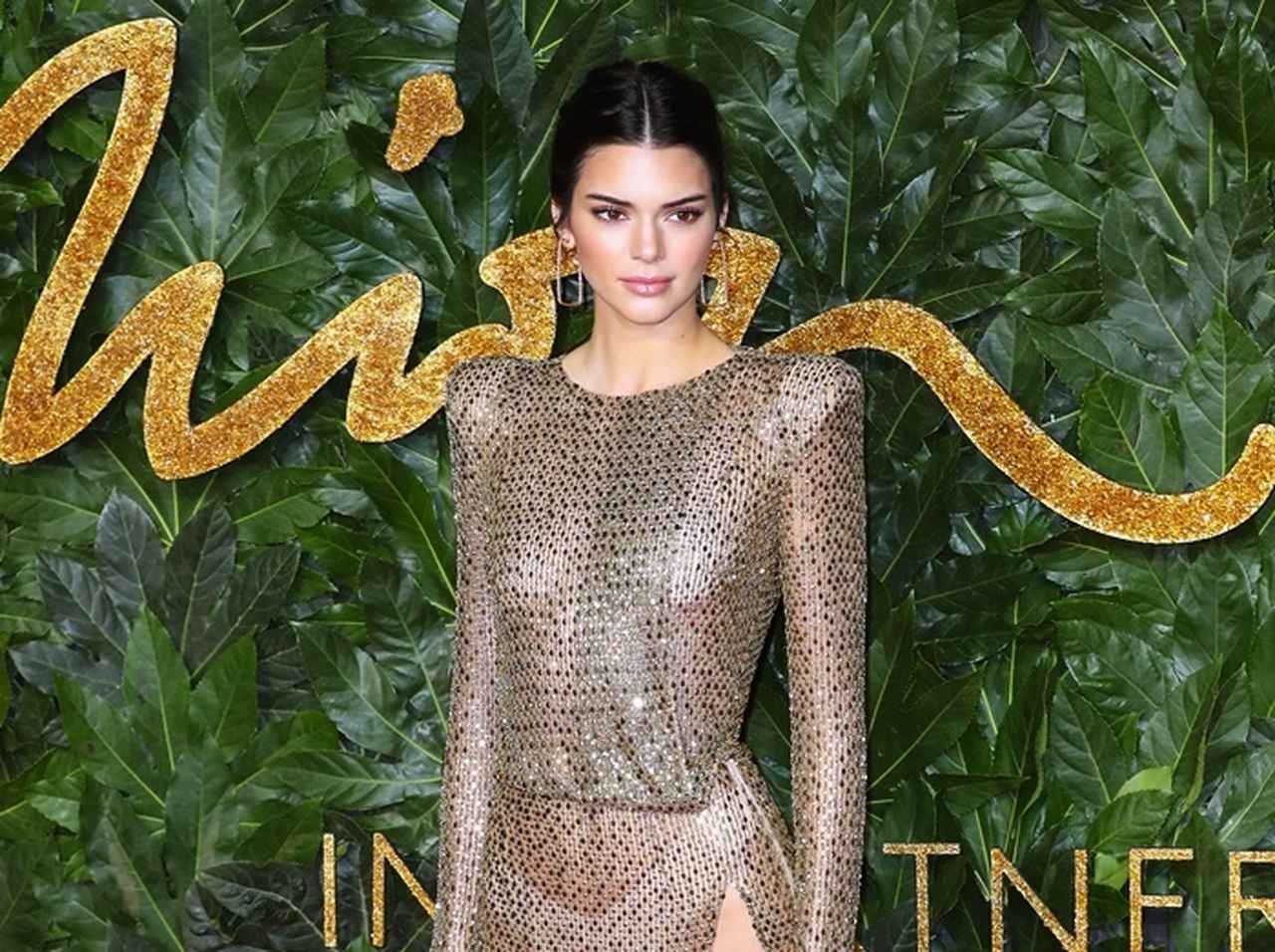 ケンダル・ジェンナー、「乳首」が完全に透けてる大胆ドレスで公の場に