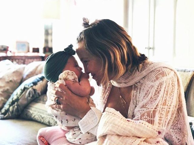 ママセレブの幸せいっぱい写真に写り込んだ大量の「あるモノ」にツッコミ殺到