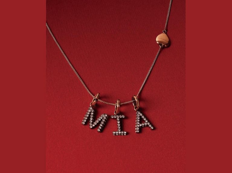 バーバリーの新作ジュエリー、好みの文字を選んでカスタマイズ