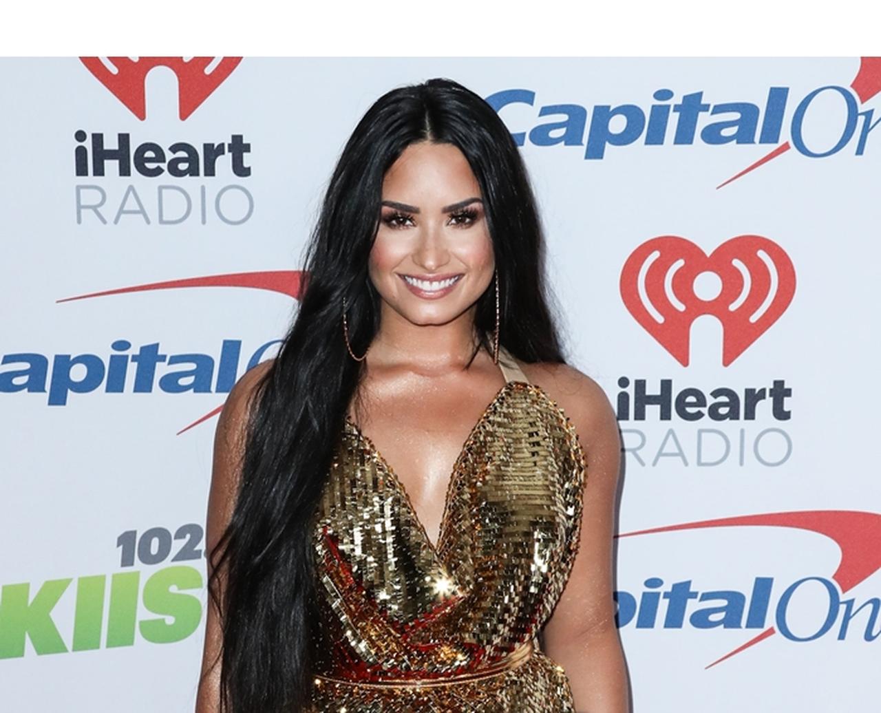 デミ・ロヴァートが休業後初めてキス姿を激写される、そのお相手は？