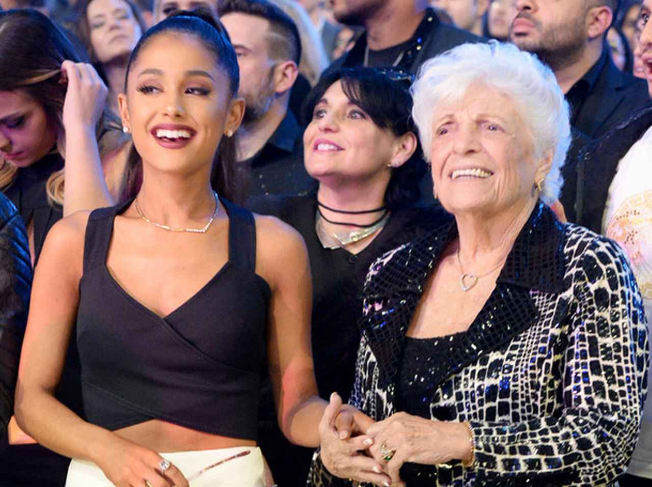 アリアナ・グランデ祖母、93歳にして人生初のタトゥー入れる