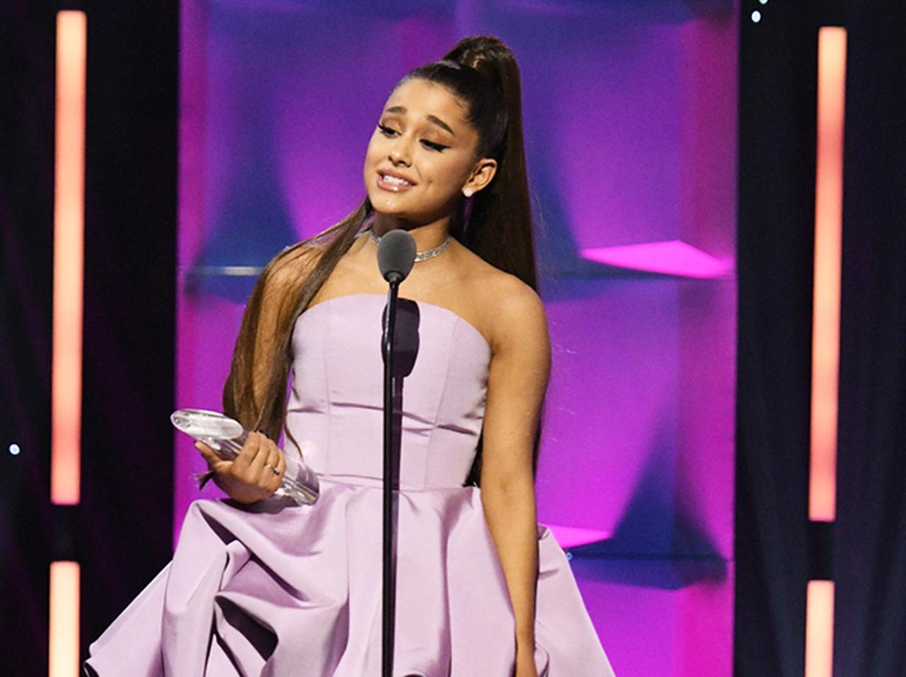 アリアナ・グランデ、“最高で最悪な1年”を涙ながらに振り返る