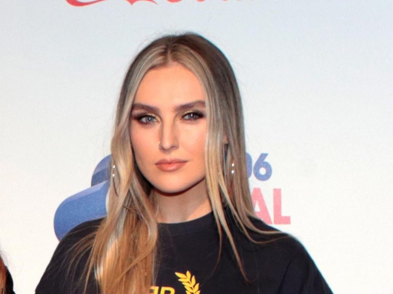 ペリー・エドワーズ、美しい母親との2ショットが眩しい