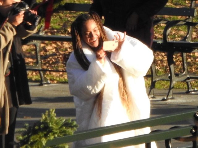 ビヨンセが自らカメラを片手に撮影しまくる「無人ベンチ」の意味は？