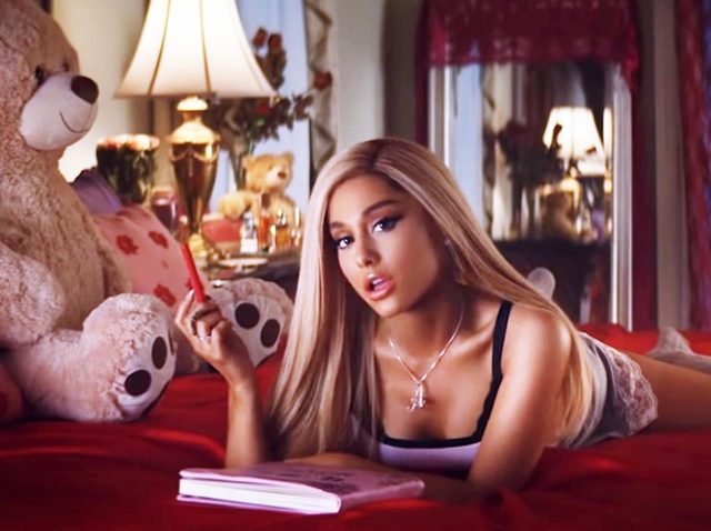 アリアナ・グランデ、日本が好きすぎて新曲MVにも「日本語」