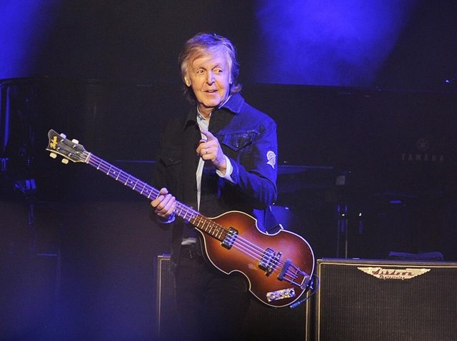 ポール・マッカートニーのライブにサプライズ登場した人に震える