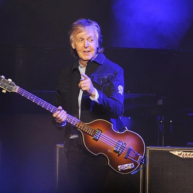 ポール・マッカートニーのライブにサプライズ登場した人に震える