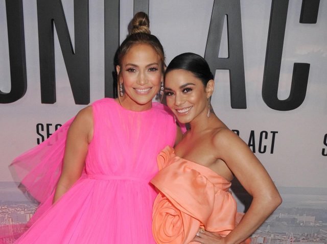 ジェニファー・ロペスとヴァネッサ・ハジェンズ、共演映画でのキャリアウーマン姿がかっこよすぎる