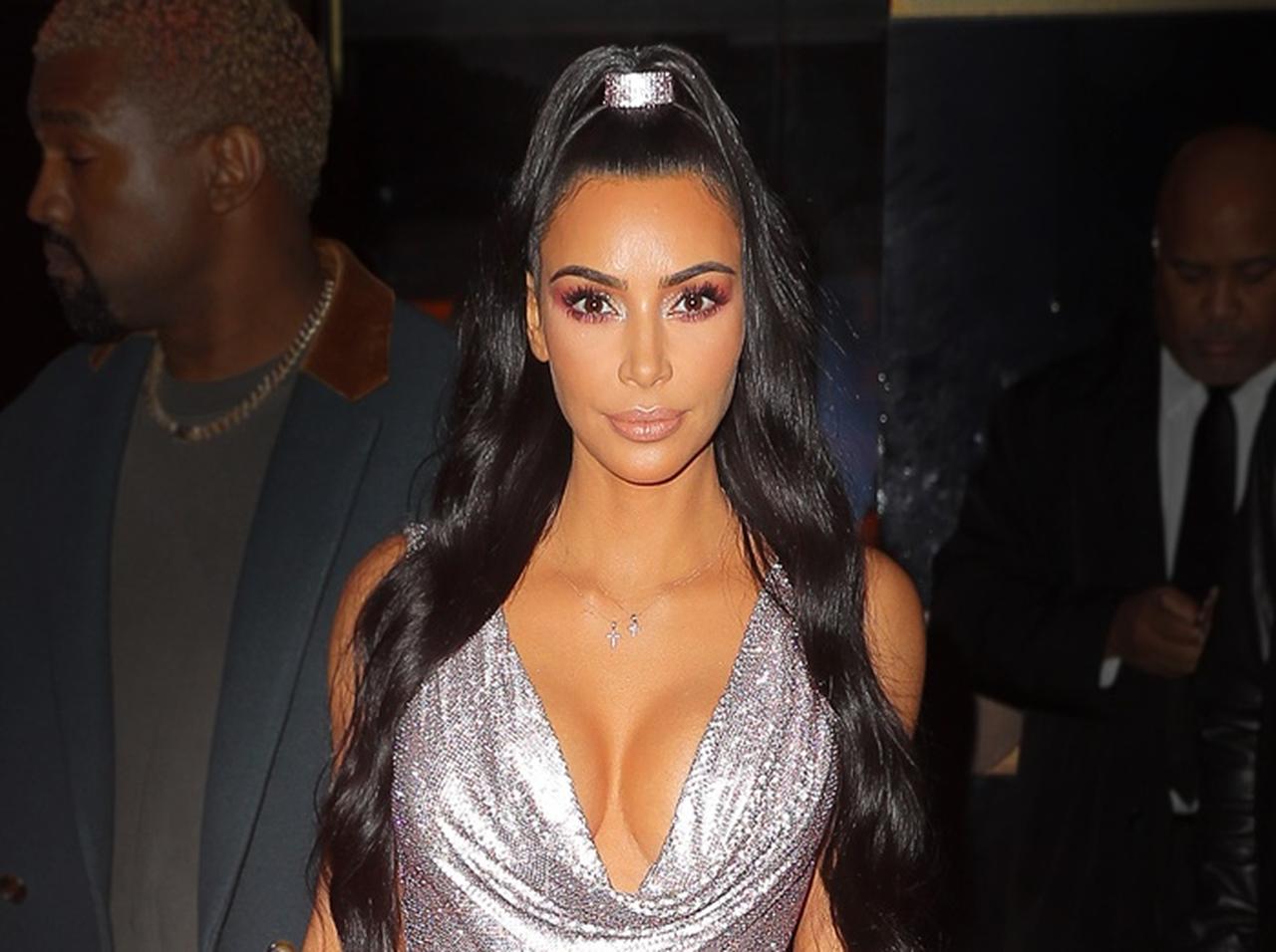 キム・カーダシアン、うっかり「胸ポロ」するも貫禄のひと言