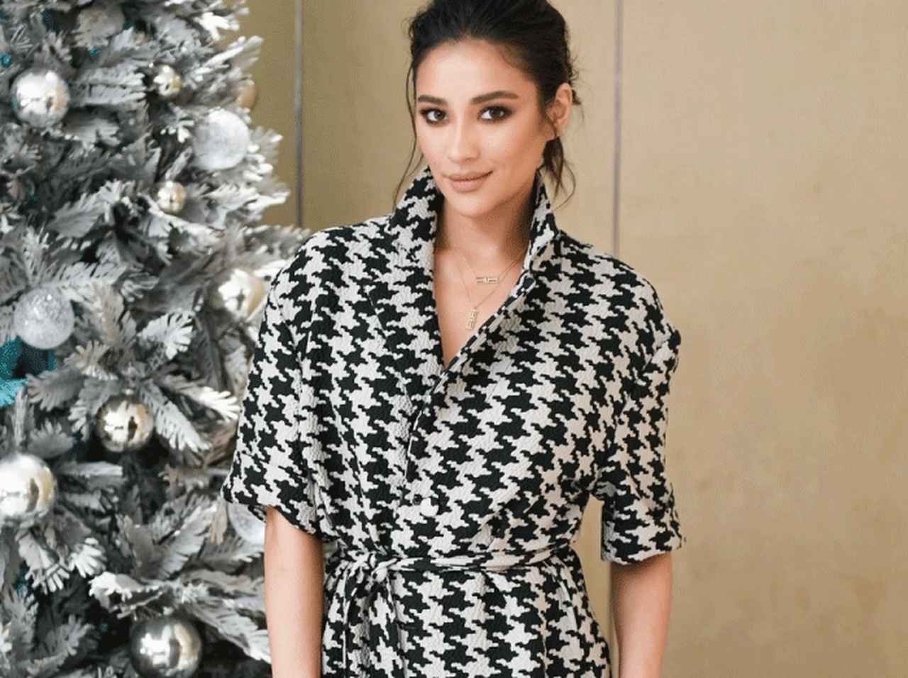 女優シェイ・ミッチェルのブーツコーデが王道フェミニンルック♡