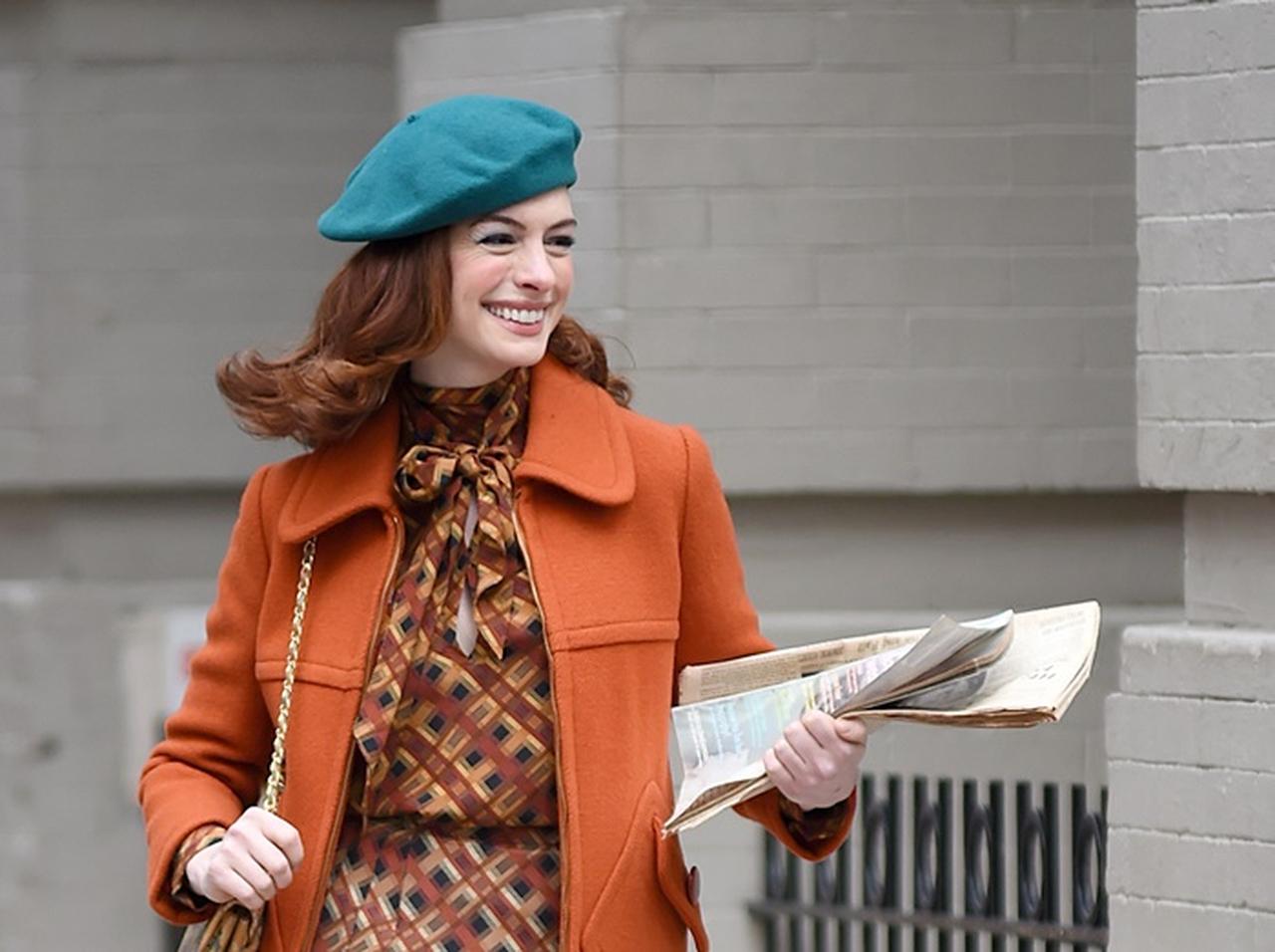 アン・ハサウェイ、新作ドラマの撮影で『プラダを着た悪魔』ばりに衣装チェンジ