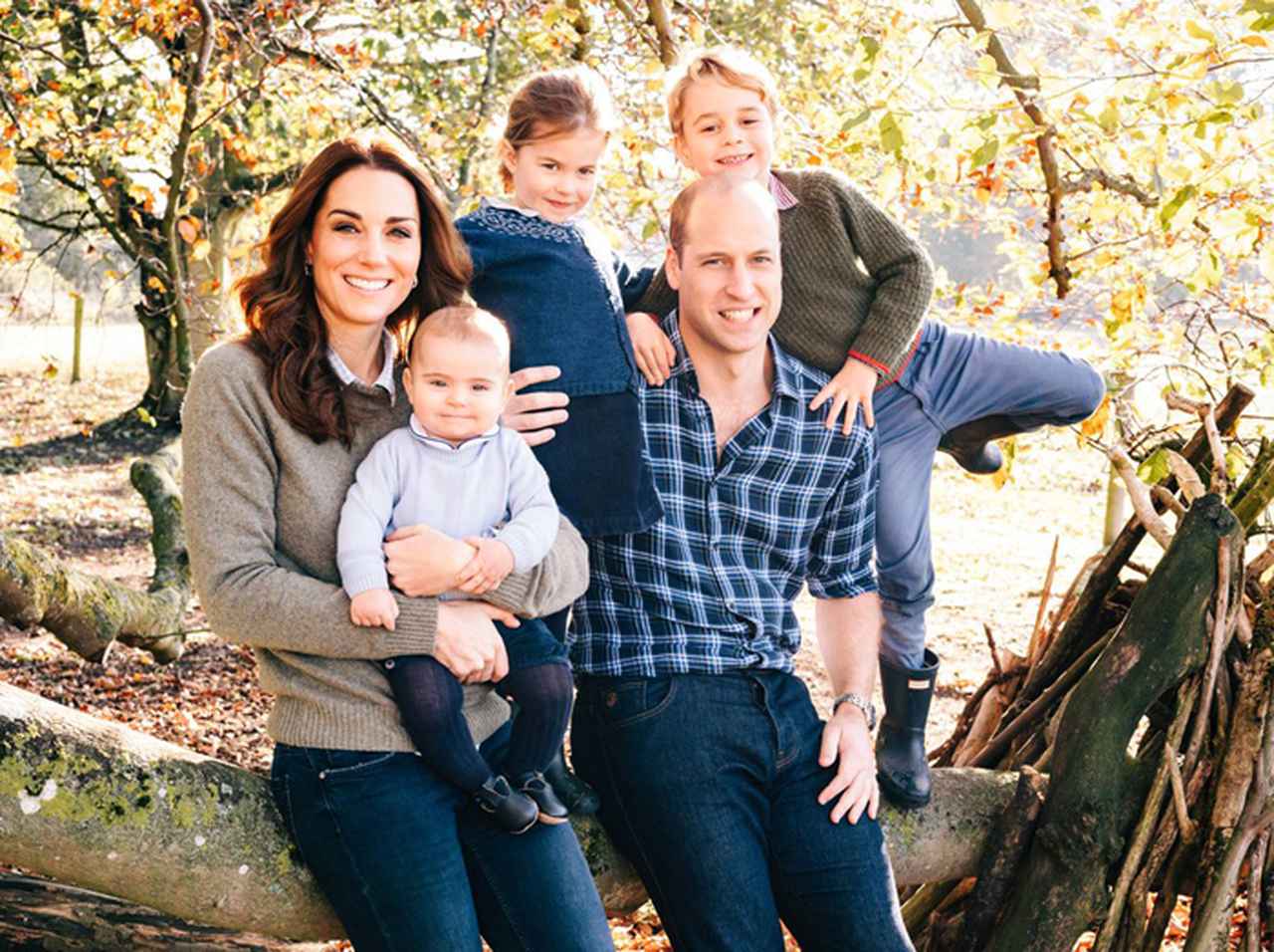 英ロイヤルファミリーのクリスマス写真が公開！「明暗くっきり」な仕上がりに