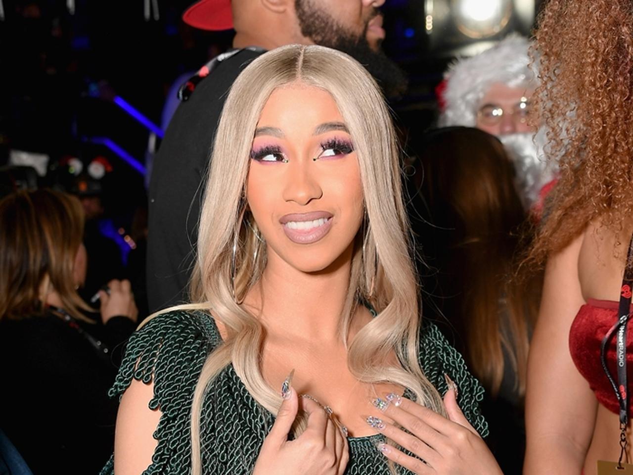 スニーカーの上にスニーカー?カーディが着用するスニーカーに戸惑う人が続出