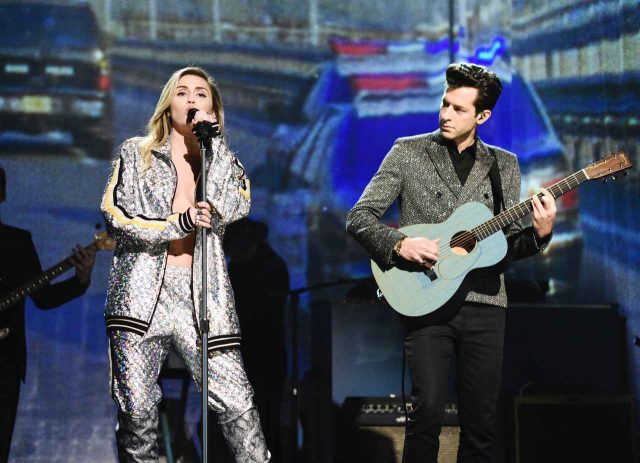 マイリー・サイラス、予想外の理由で「ノーブラに上着1枚」が称賛されまくる