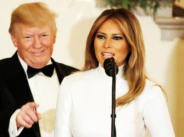 メラニア夫人の「パンツ履き忘れ」ルックに全米が凍りつく