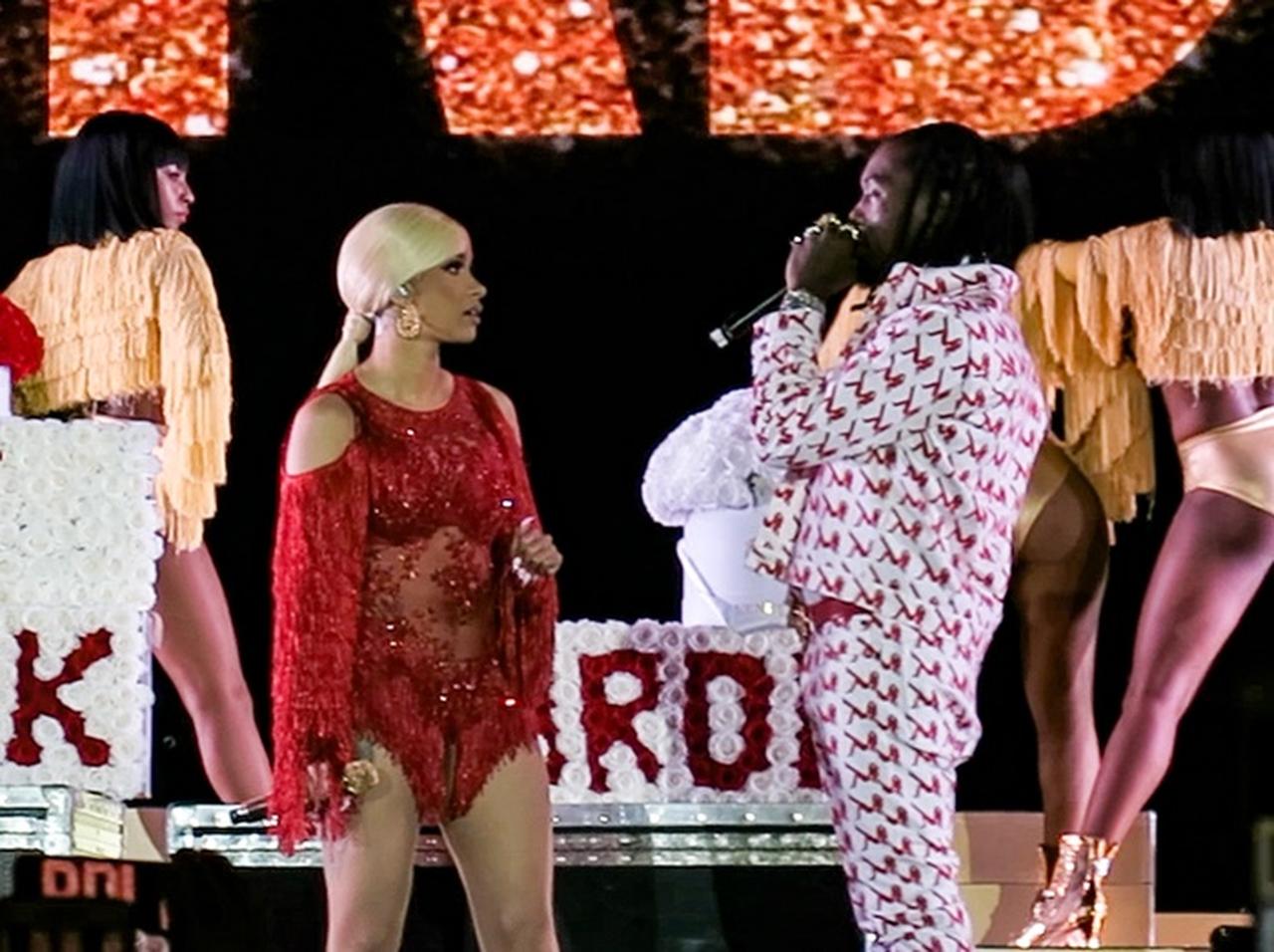 カーディ・B、別居中の夫オフセットがステージに乱入して「必死の求愛」するも