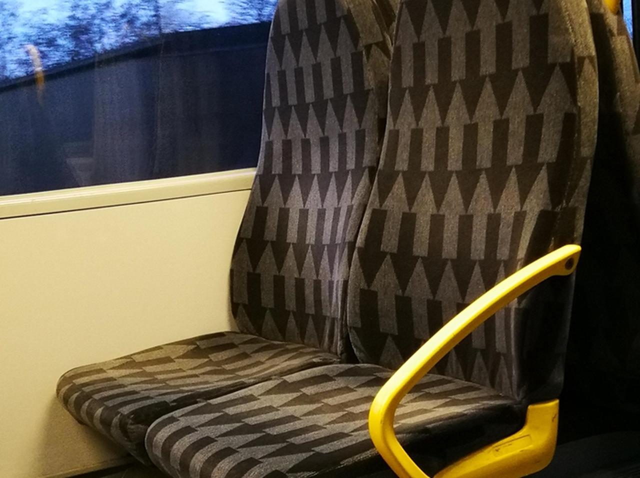 あなたはどっちに見える?あるイスにデザインされた矢印マークが話題に