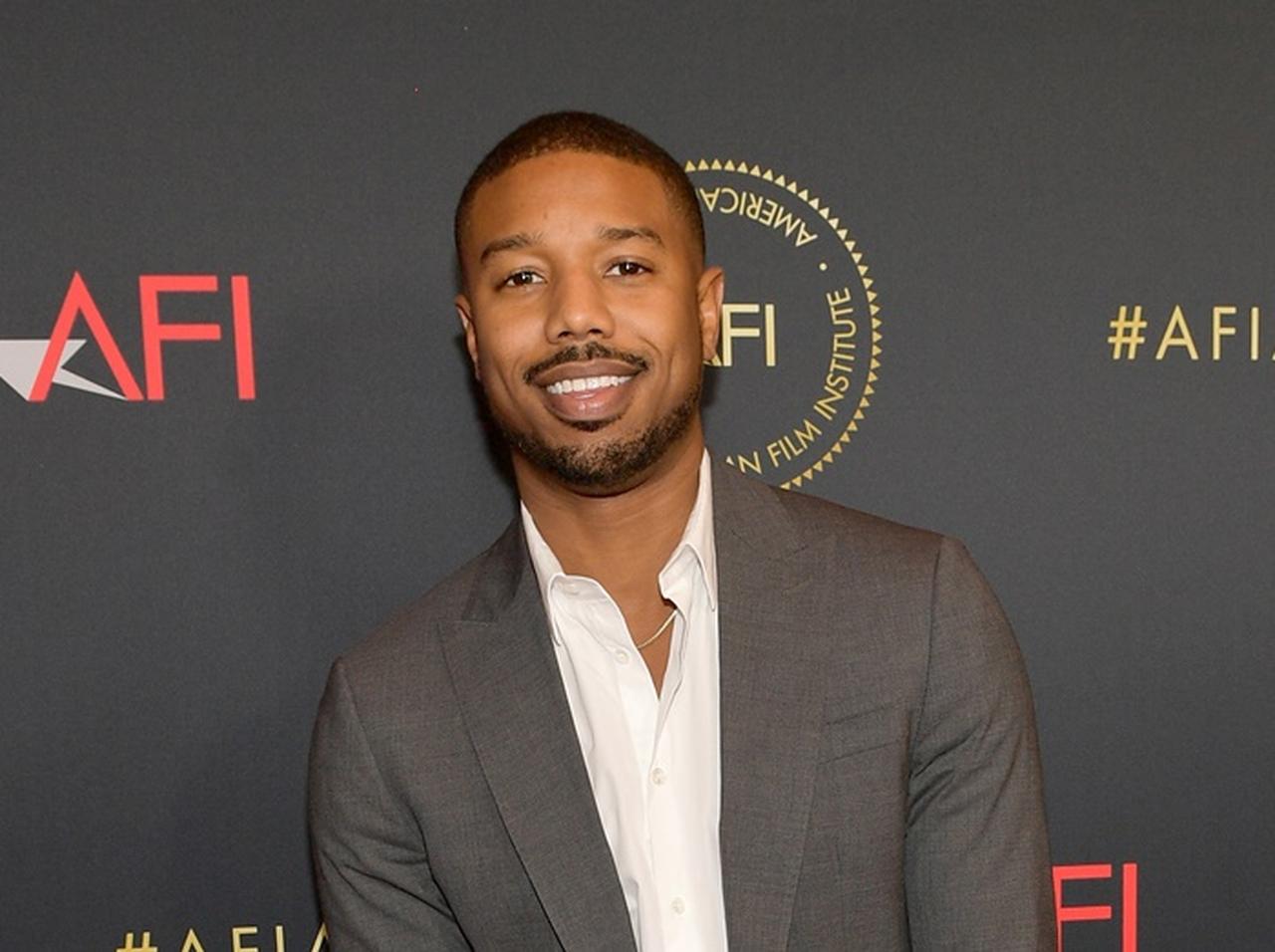 マイケル・B・ジョーダン、スーツの上から「悪目立ち」アイテムを装着【SAGアワード2019】