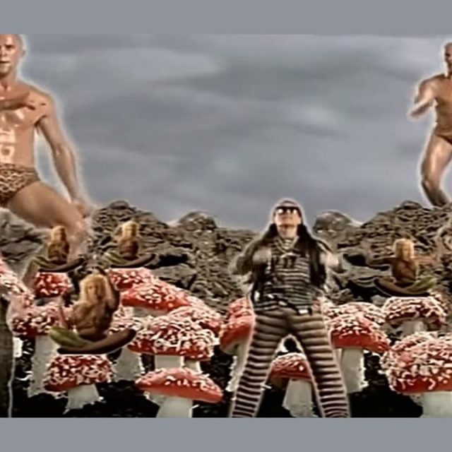 ジェイソン・ステイサムがヒョウ柄パンツ一丁で踊る発掘動画をご堪能ください