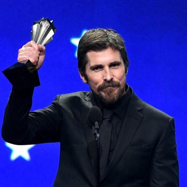 クリスチャン・ベール、着ていたスーツの中から「見えてはいけないもの」が…【クリティクス・チョイス・アワード2019】