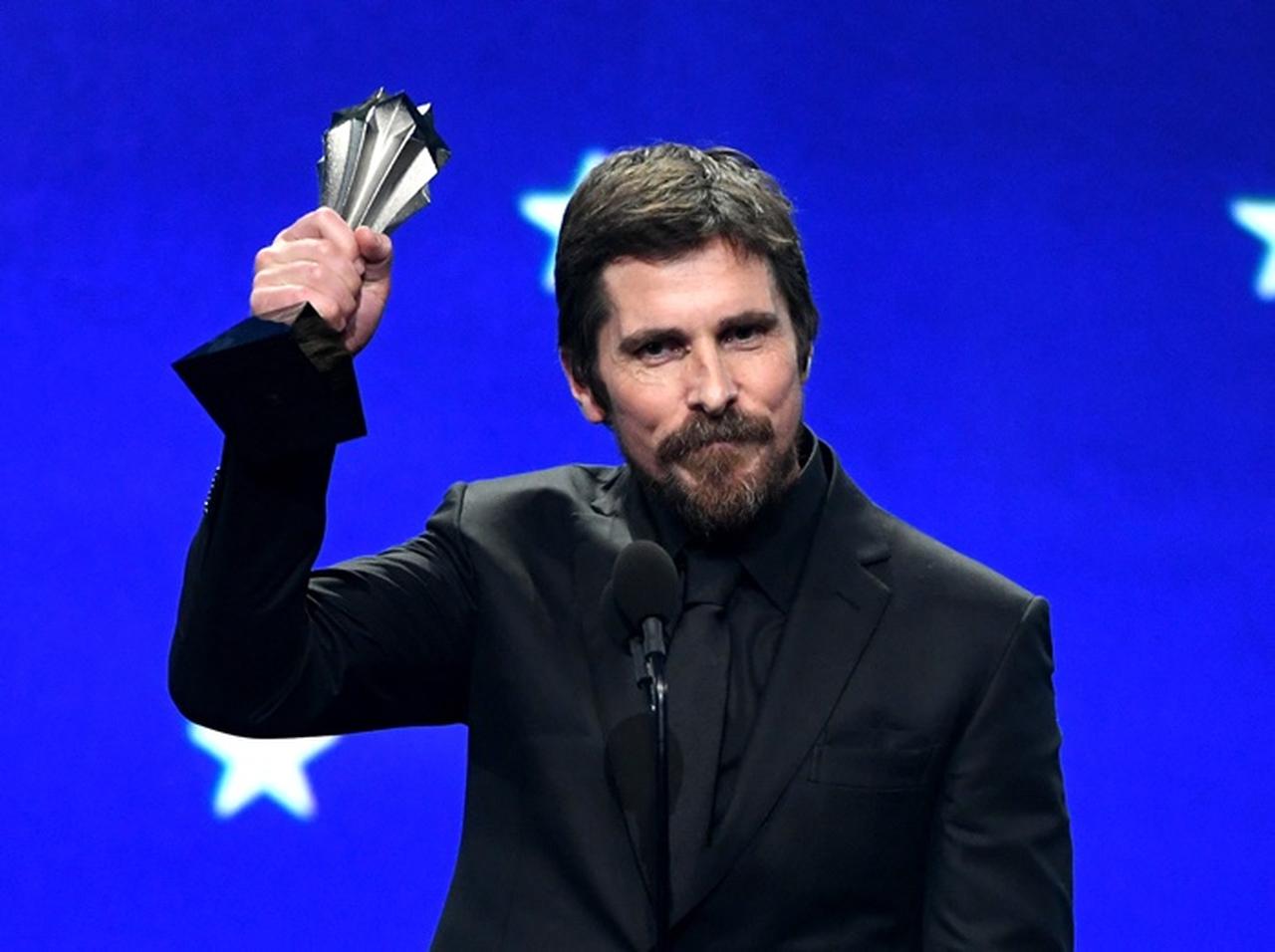 クリスチャン・ベール、着ていたスーツの中から「見えてはいけないもの」が…【クリティクス・チョイス・アワード2019】