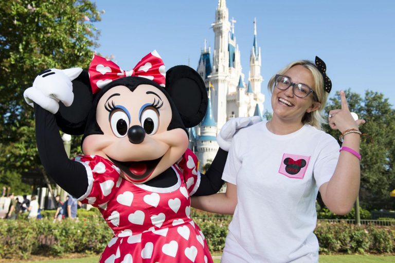 ディズニーランドのキャラクターが「子供にハグ」されたときに取る行動にホロリ