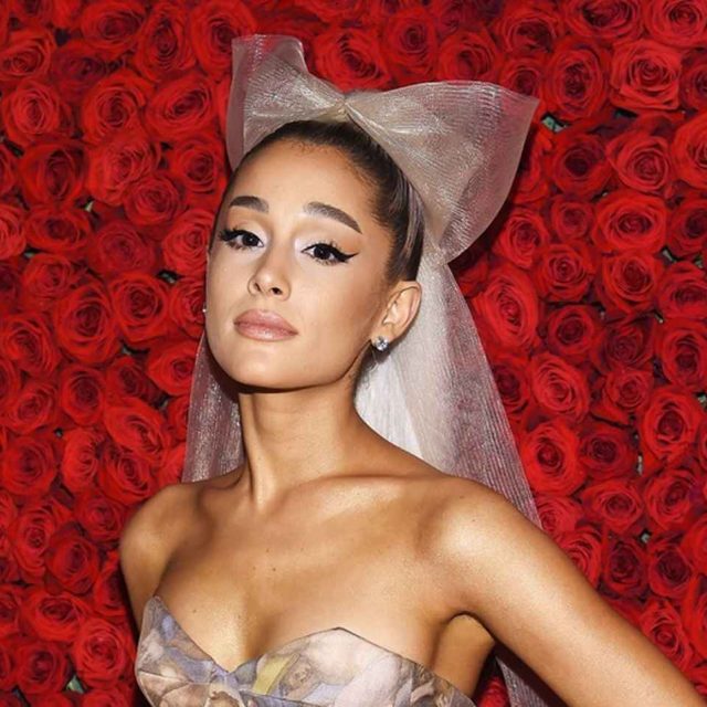 アリアナ・グランデ、あの人物から「性教育」を受ける