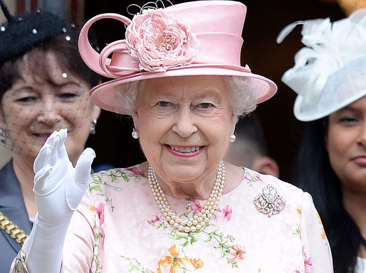 エリザベス女王、手を振るのに疲れた時用の「手振りマシーン」を持ってる