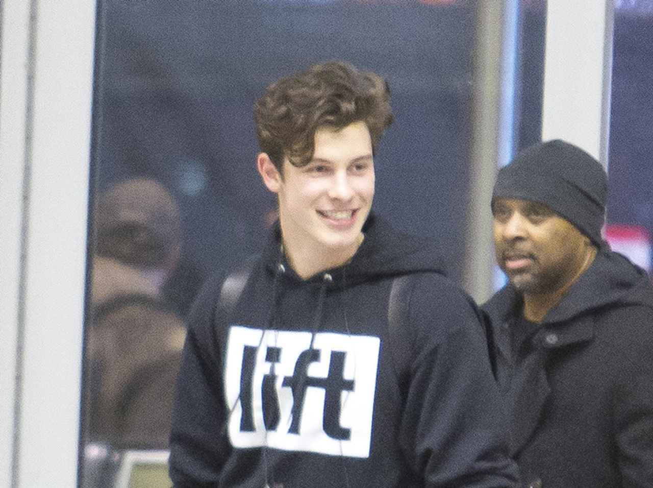 ショーン・メンデス、新たにゲットした「軟骨ピアス」をお披露目