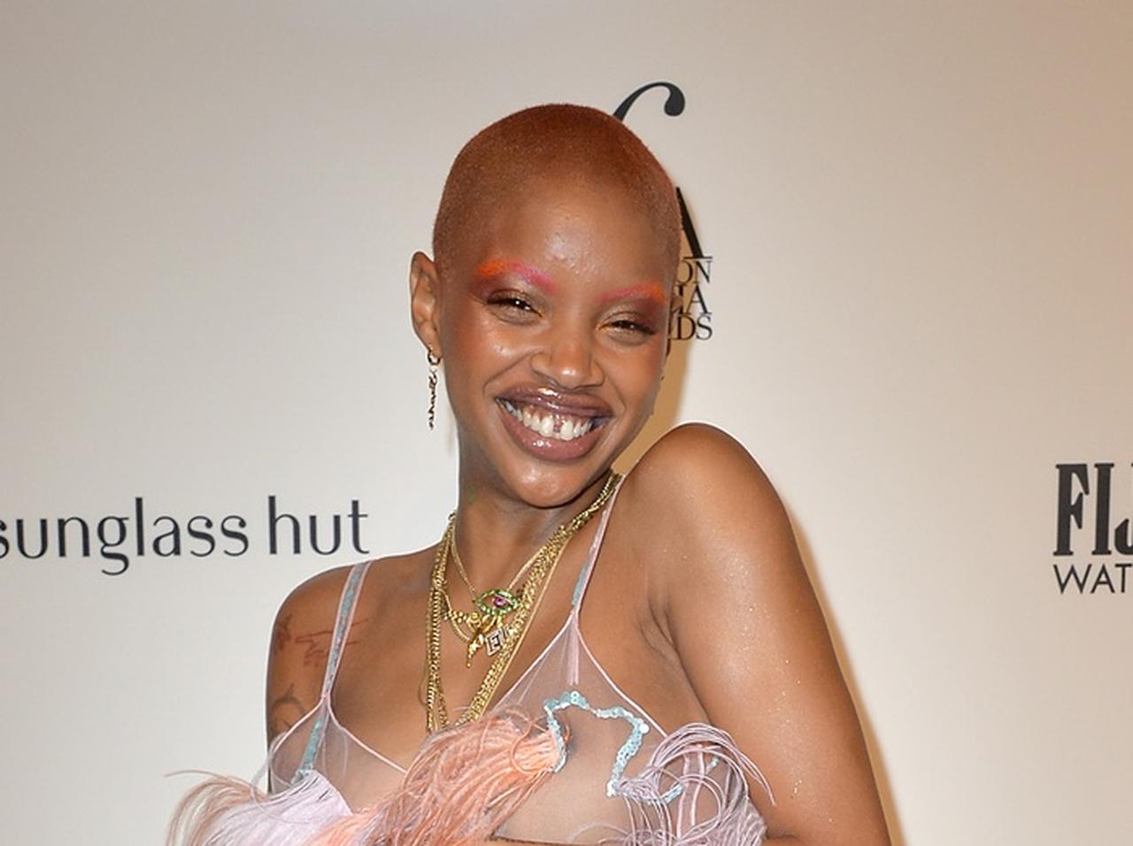 スリック・ウッズ、左腕に「ある人の名前」を大きく刻む