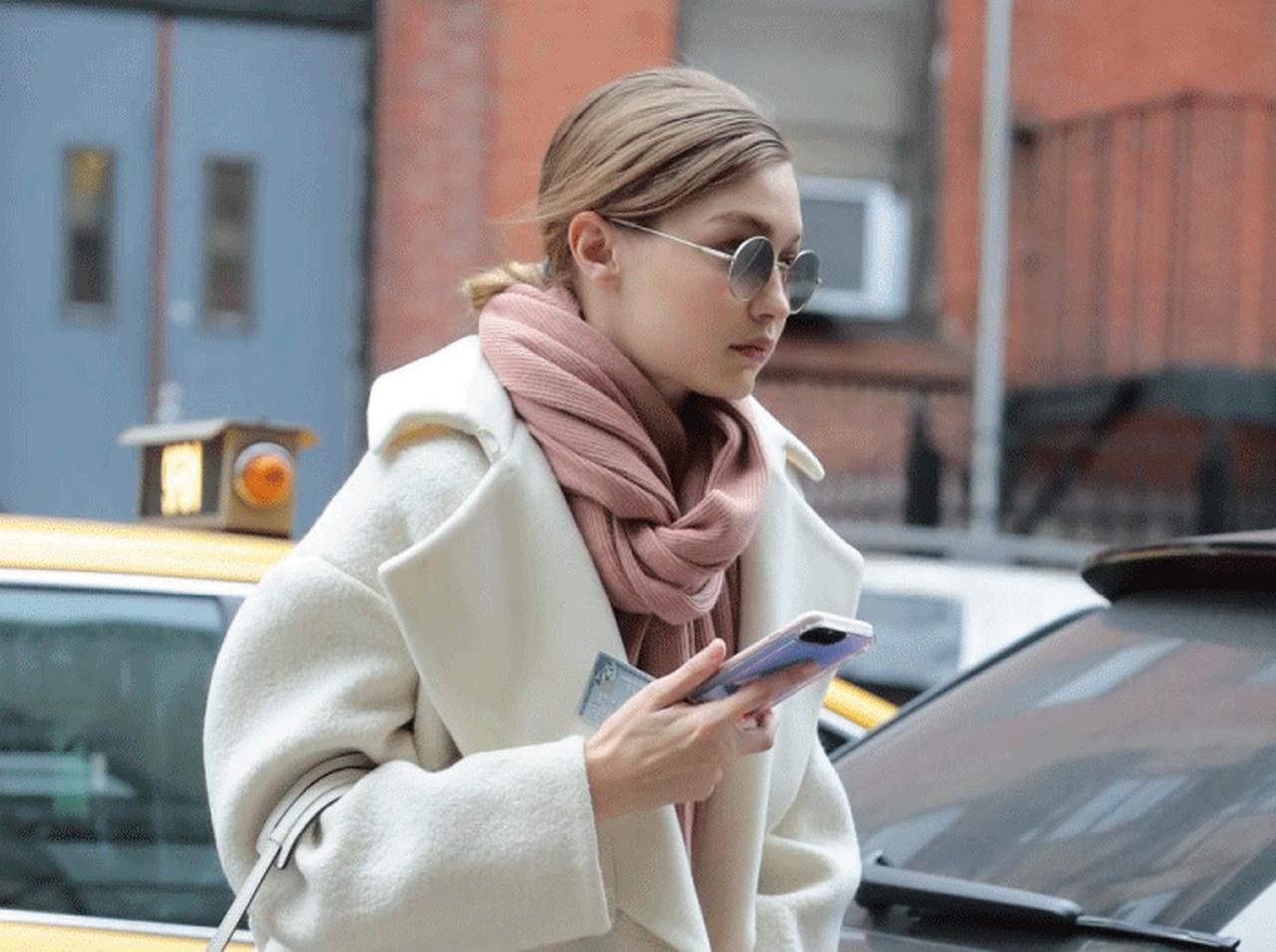 スニーカー+コートの絶妙コーデをトップモデル、ジジ・ハディッドから学ぶ