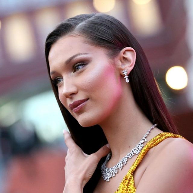 ベラ・ハディッド、2019年「流行りのアレ」を止めると宣言するも即削除