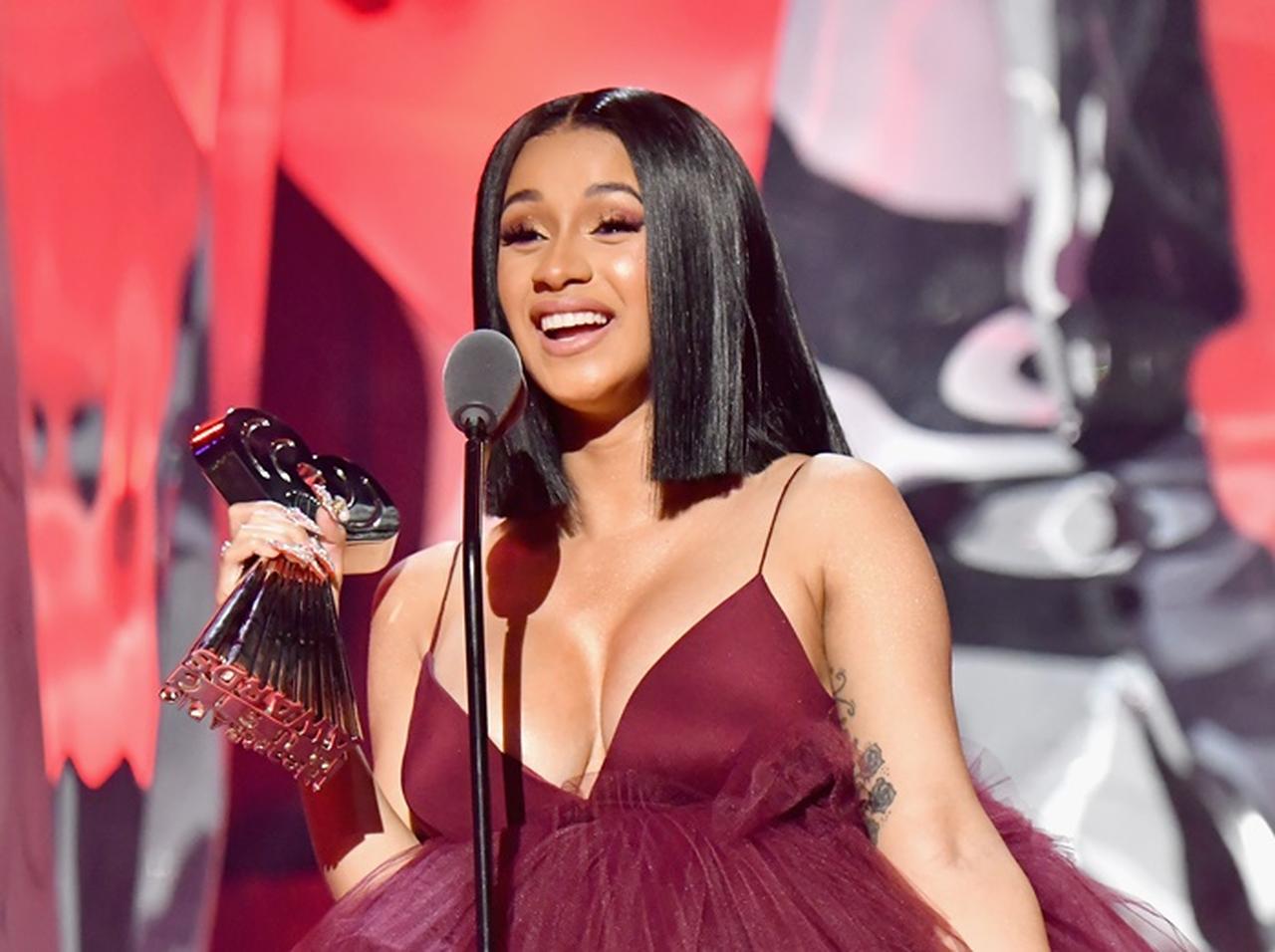 カーディ・Bの「トランプ批判動画」に政治家たちが『いいね』しようか迷う