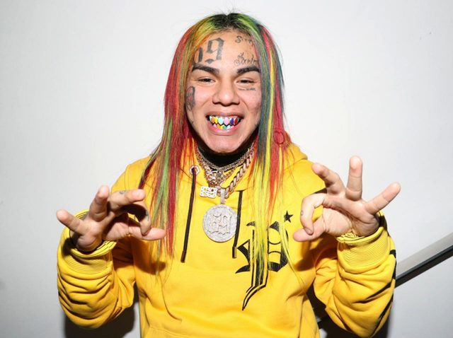 テカシ69、初公開の「獄中写真」でガールフレンドの尻掴む