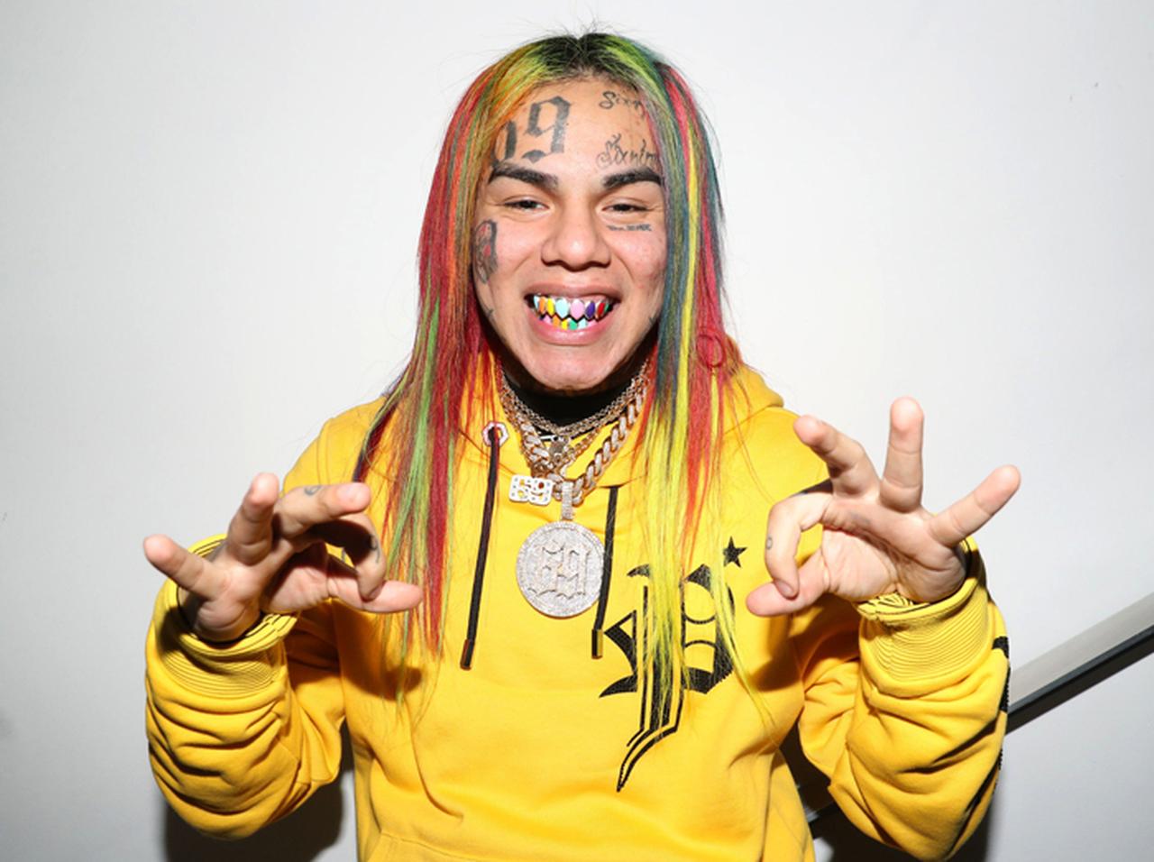 テカシ69、初公開の「獄中写真」でガールフレンドの尻掴む