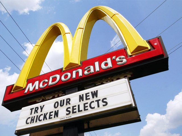 マクドナルドの店員たちに100万円ずつチップを渡したセレブは一体誰でしょう？