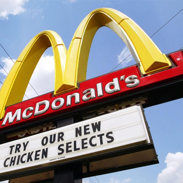 マクドナルドの店員たちに100万円ずつチップを渡したセレブは一体誰でしょう？