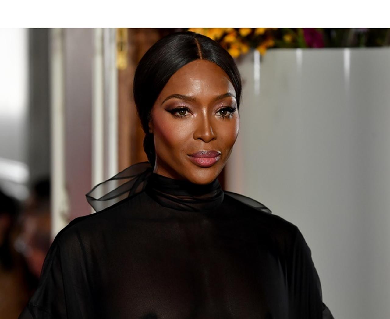 ナオミ・キャンベル、「胸」が完全に見える大胆衣装で拍手喝采