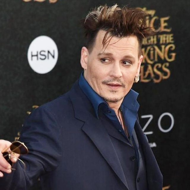 ジョニー・デップ、電車内で一般人の「結婚記念日」に祝杯あげる神対応