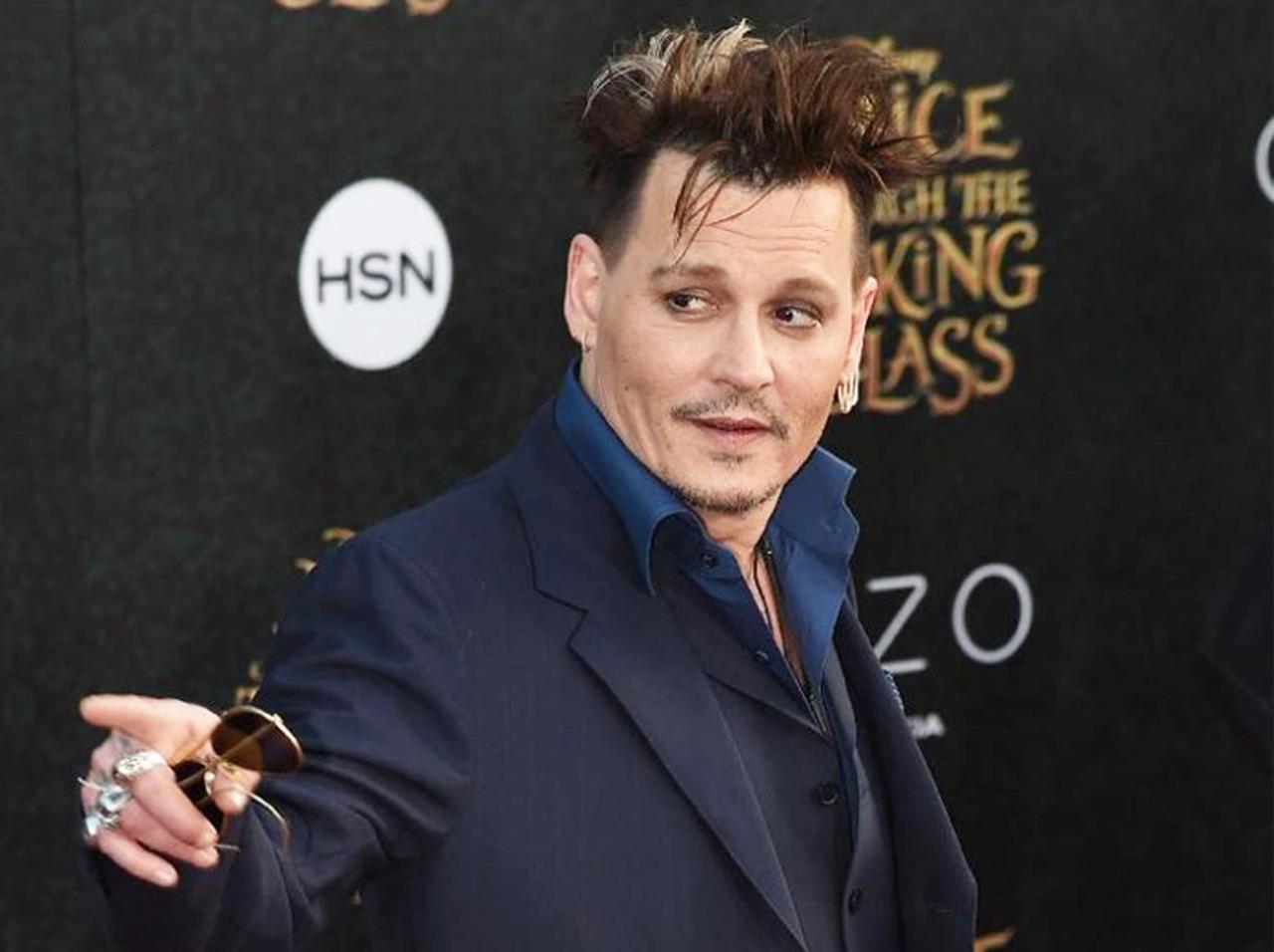 ジョニー・デップ、電車内で一般人の「結婚記念日」に祝杯あげる神対応