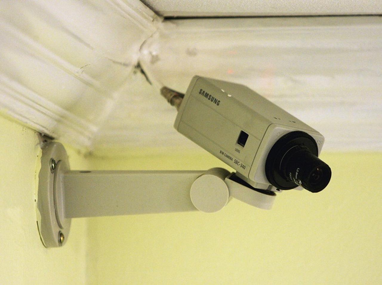 ある男が他人の「アレ」を舐めまくる、監視カメラの目の前で3時間も…