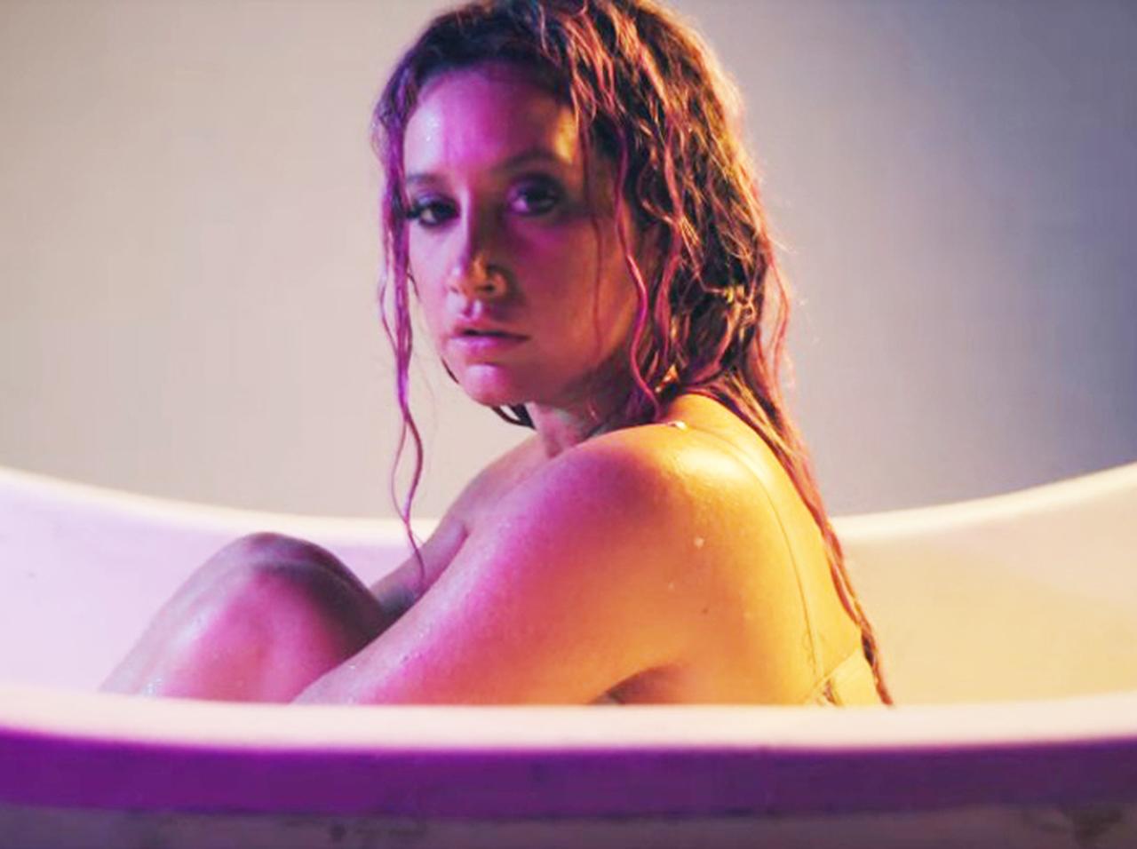 アシュレイ・ティスデイル、新曲MVで「ランジェリー入浴」大人路線に完全脱皮