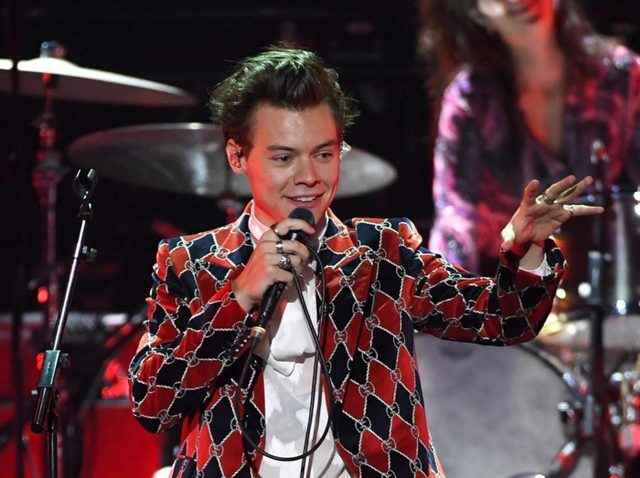 ある女性シンガー、顔面に入れたのはハリー・スタイルズの似顔絵タトゥー