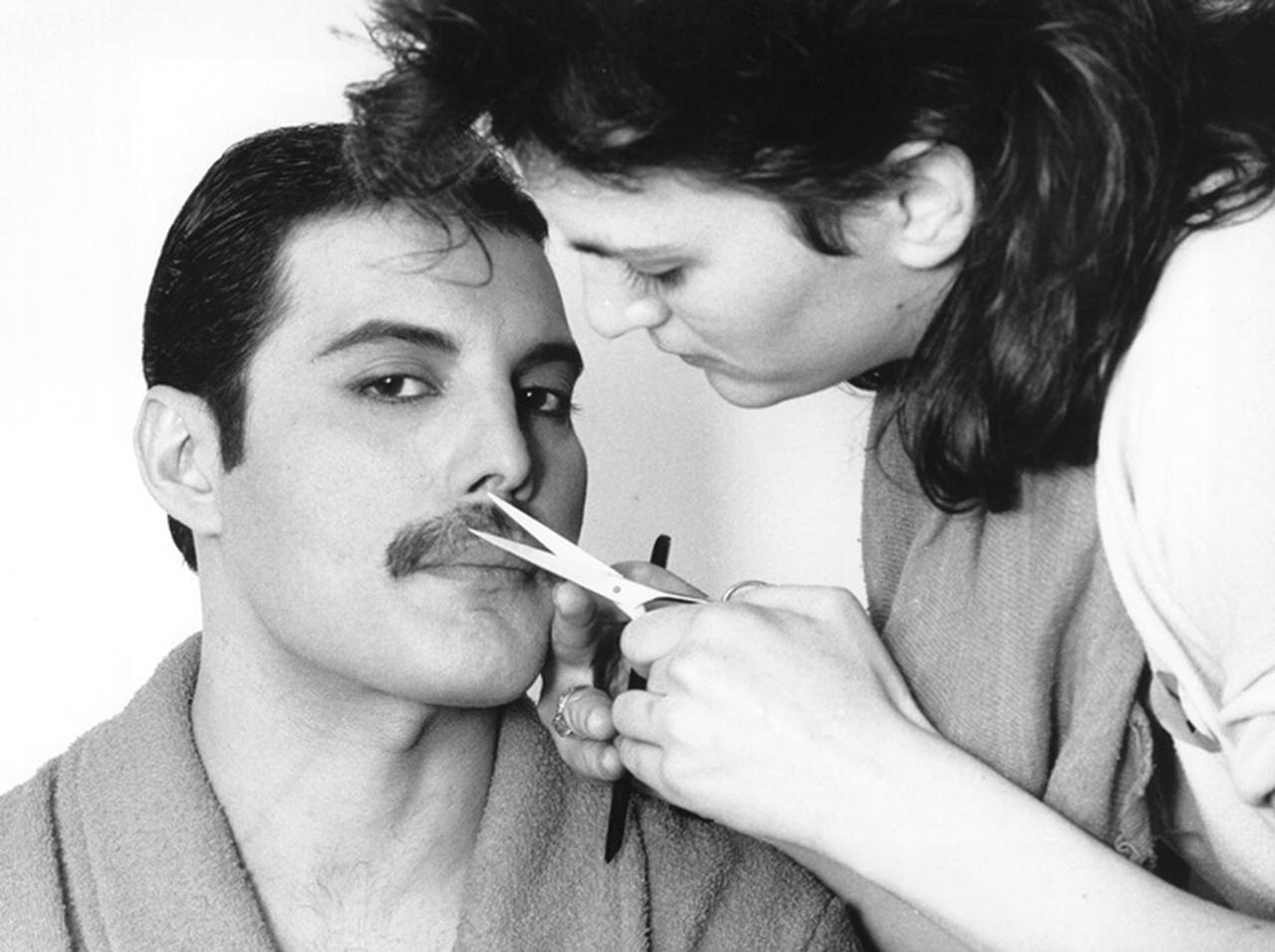 『ボヘミアン・ラプソディ』フレディ・マーキュリーが「片手」しかネイルしなかった理由