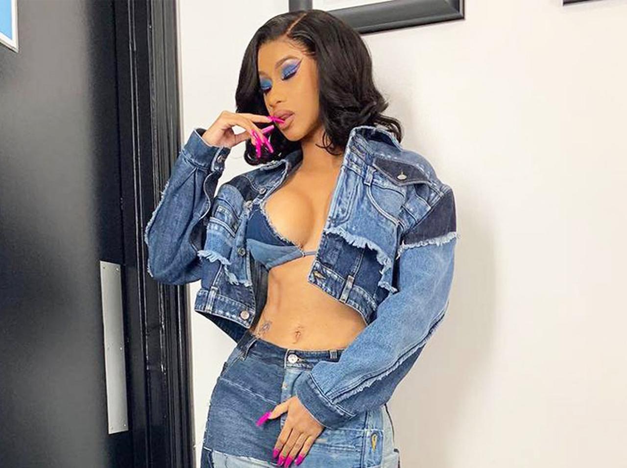 カーディ・Bが移動中の車内でズボンをずり下ろした「やむを得ない理由」に爆笑