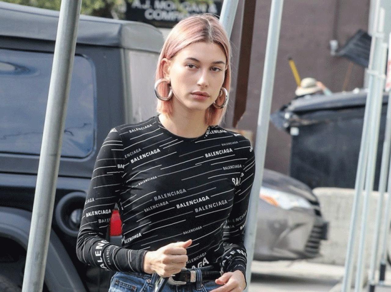 デニムをたるませブーツINが旬!ヘイリー・ビーバーがお手本